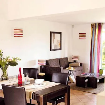 Сasa de vacaciones Golf Retreat In Mazamet With Pool